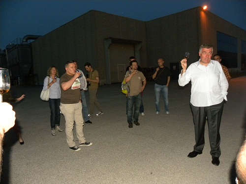 Il testing finisce nel piazzale ... ovviamente con il Laphroaig 21.JPG